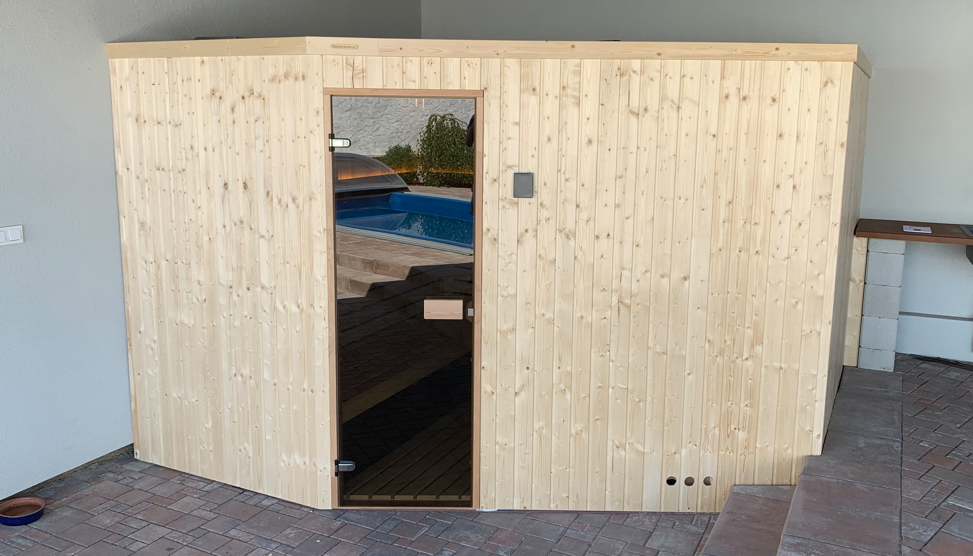 Finská sauna na míru dle přání klienta s vnitřním obkladem z červeného cedru a vnějším obkladem ze sibiřského smrku