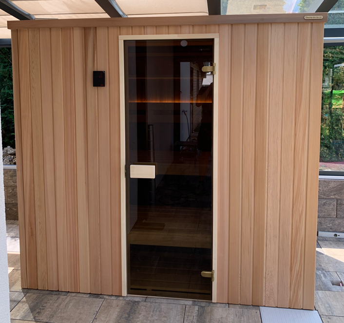 venkovní sauna na míru s obkladem z červeného cedru
