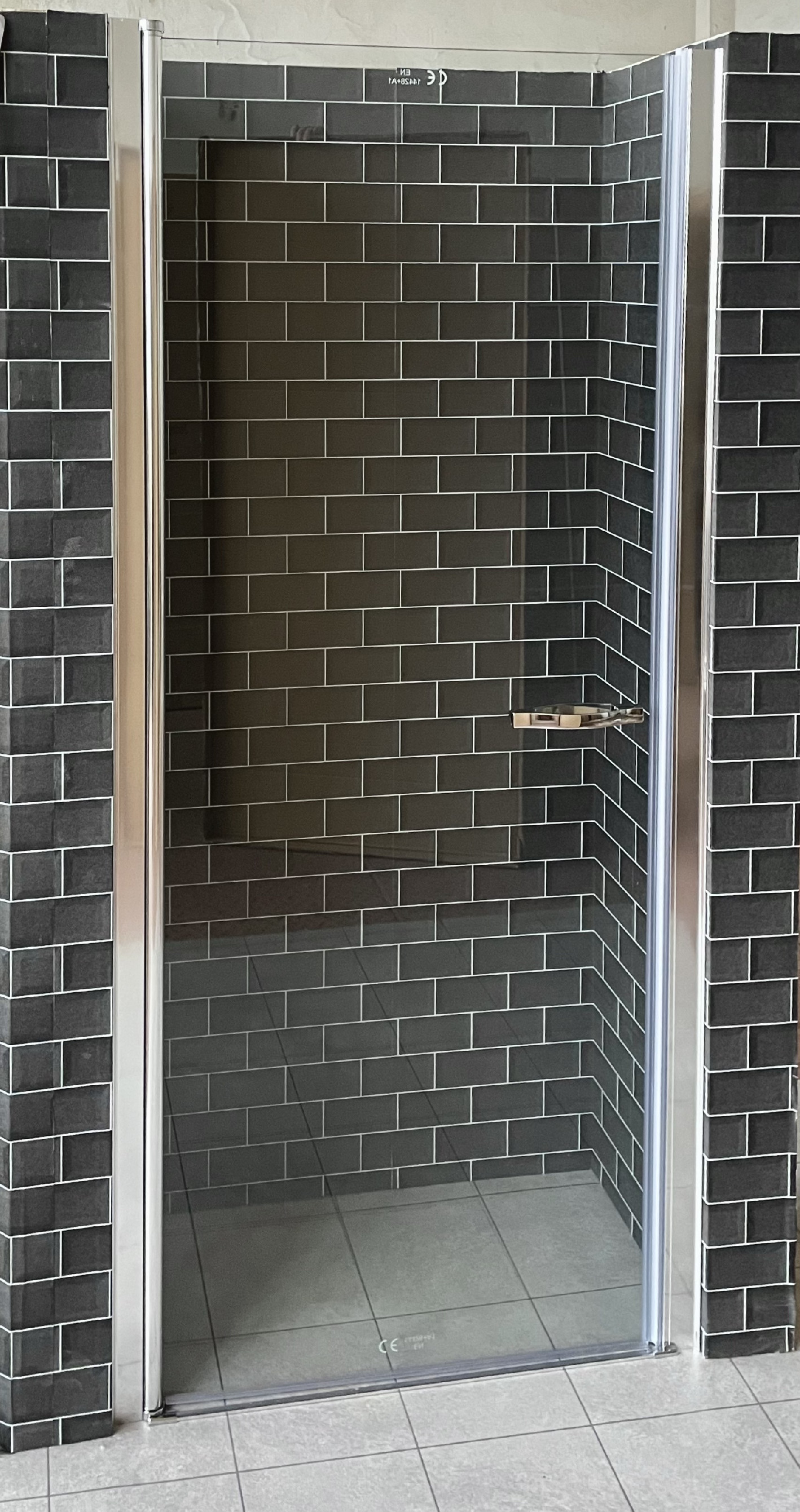ROSS Premium R1 105 - jednokřídlé sprchové dveře 101-106 cm Čiré sklo 6 mm, lze instalovat na vaničku nebo přímo na podlahu