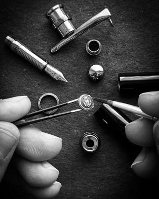Černění kovu. Detail, který dává kontrast a charakter. #czlev #rucniprace #madeinczech #design