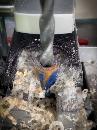 Pero s novým materiálem právě ve výrobě. Každý kus prochází ručním opracováním, kde vzniká originál s vlastním charakterem.