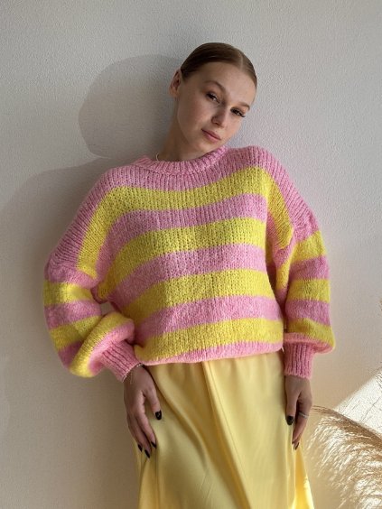Sveter s pruhovaným vzorom Aurora ružový