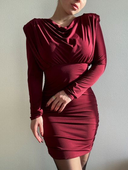 ŠATY S RIASENÍM EVELYN -  BORDOVÁ