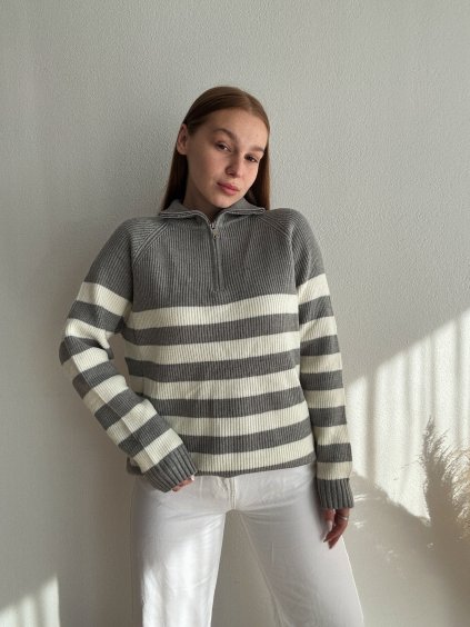 PRÚŽKOVANÝ SVETRÍK NA ZIPS - SIVÁ
