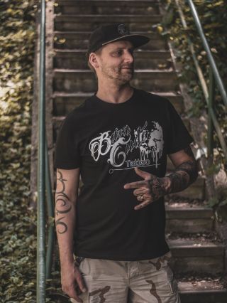 Jestli neznáš BaraCudu, tak ses asi ještě nepotkal s jehlou, co má duši. Tohle triko není jen merch – je to respekt k...