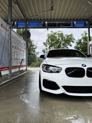 M140i v plný kráse. ✨🔥 SPZ drží jen na magnetech – kdykoliv pryč, kdykoliv zpět ! www.dailytuned.cz #dailytuned #bmw...