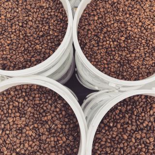 Pražíme rádi, pražíme hodně. 🔥 Jen je někdy škoda, že to kafe obsahuje kofein, jsou dny, kdy by člověk vypil klidně 10...