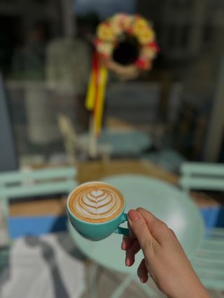Pražíme, balíme a chystáme se na víkend. 🤩 Vidíme se na Slavnostech chřestu a vína v Ivančicích ☕️🥂 Zastav se za námi na...