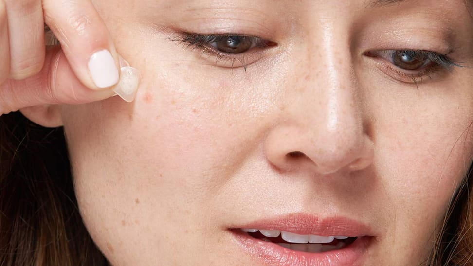 NÁPLASTI NA AKNÉ: co to je a jak je správně používat