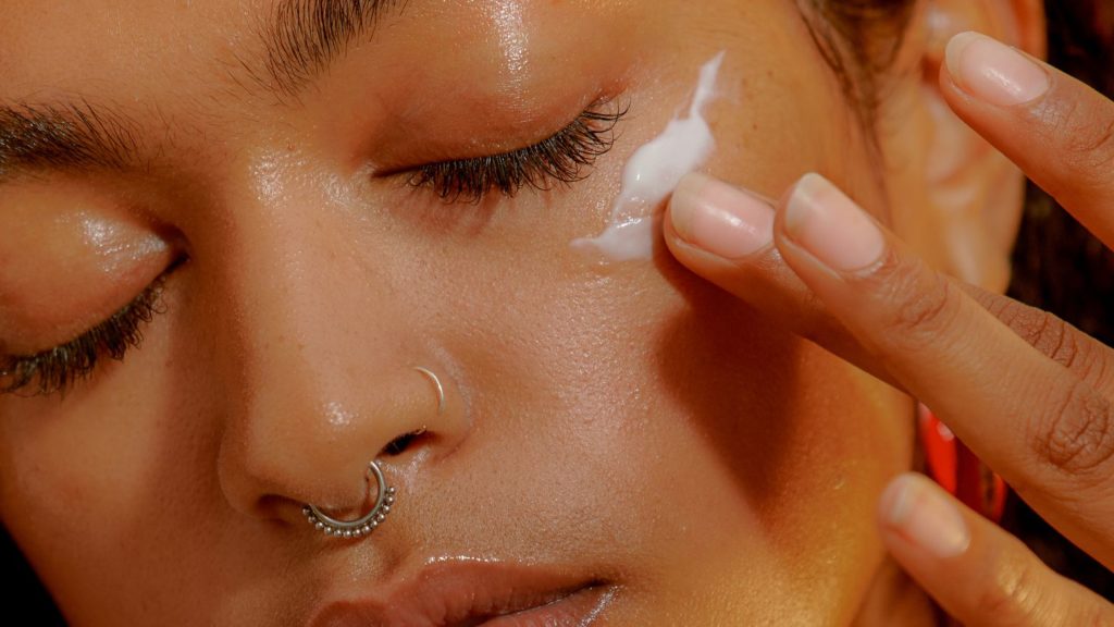 Maska na spaní vs. noční krém: jaký je mezi nimi rozdíl?