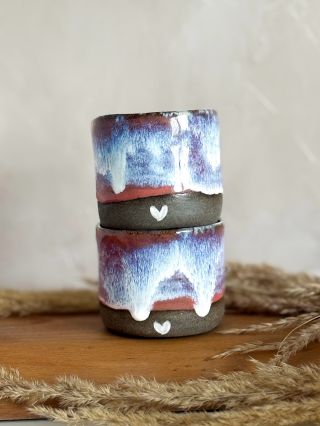 🌸 Lidičky, hlásím že na e-shopu se právě objevilo pár novinek ✨💫🤩 A psssst 🤫 najdete tam i nové misky Půlnoční obloha 🌌...