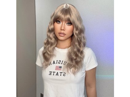Elegantní perleťová blond paruka Taylor s jemnými vlnami a rovnou ofinou