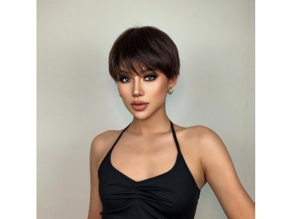 Paruka Pixie Charm v elegantním krátkém střihu s moderní ofinou