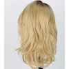 Krátká blond vlnitá paruka Saylor s tmavými kořínky a se síťkou (lace front)