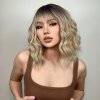 Blond vlnitá krátká paruka Olivie s tmavými kořínky a ofinou