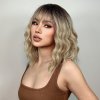 Blond vlnitá krátká paruka Olivie s tmavými kořínky a ofinou