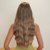 Dlouhá vlnitá paruka Hazel v hnědé barvě se světlými pramínky