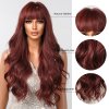 Vínově červená vlnitá paruka Ruby s elegantní ofinou