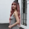Dlouhá starorůžová vlnitá paruka Harper s tmavým odrostem