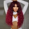 Rubínově červená dlouhá vlnitá paruka Ruby s tmavými kořínky