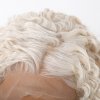 Platinově blond kudrnatá paruka Zephyra s jemnými spirálami a objemem a se síťkou (lace front)