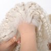 Platinově blond kudrnatá paruka Zephyra s jemnými spirálami a objemem a se síťkou (lace front)