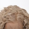 Popelavě blond kudrnatá paruka Vivienne s plážovým objemem a se síťkou (lace front)