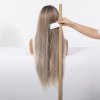 Extra dlouhá rovná popelavá blond paruka Lorelei s přirozeným ombré efektem a se síťkou (lace front)