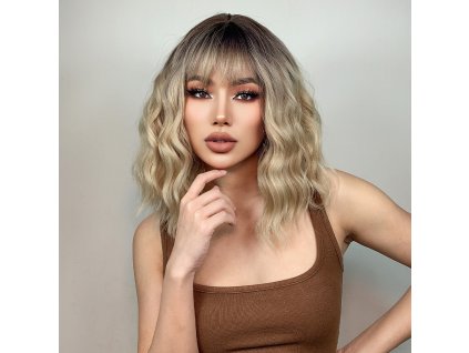 Blond vlnitá krátká paruka Olivie s tmavými kořínky a ofinou