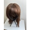 Krátká hnědá paruka z pravých a umělých vlasů Tory