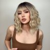 Blond vlnitá krátká paruka Olivie s tmavými kořínky a ofinou