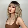 Blond vlnitá krátká paruka Olivie s tmavými kořínky a ofinou