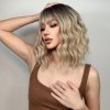 Blond vlnitá krátká paruka Olivie s tmavými kořínky a ofinou