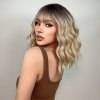 Blond vlnitá krátká paruka Olivie s tmavými kořínky a ofinou