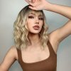 Blond vlnitá krátká paruka Olivie s tmavými kořínky a ofinou