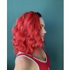 Atraktivní červená paruka s černými kořínky a se síťkou (lace front)