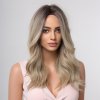 Jemně plavá blond vlnitá paruka Lexa s tmavými kořínky
