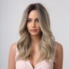 Jemně plavá blond vlnitá paruka Lexa s tmavými kořínky
