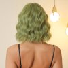 Krátká vlnitá paruka Ivy ve svěží olivově zelené barvě