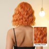 Krátká vlnitá paruka Carmen ve svěží pastelově oranžové barvě