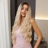 Dlouhá vlnitá paruka Sierra v elegantní přechodové blond barvě