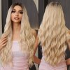 Dlouhá vlnitá paruka Sierra v elegantní přechodové blond barvě