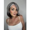 Elegantní ledově šedá paruka Astrid s kontrastními tmavými konci