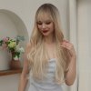 Dlouhá písčitá blond vlnitá paruka Christina s tmavým odrostem