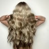 Vlnitá popelavá blond paruka Helena s hnědými konečky