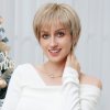 Krátká zlatá blond paruka z pravých a umělých vlasů Sadie s lehkou ofinou