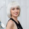 Krátká stříbrná blond paruka z pravých a umělých vlasů Peggi