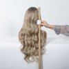 Dlouhá přírodní blond vlnitá paruka Palma s přirozeným stínováním a se síťkou (lace front)