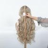 Dlouhá popelavá blond vlnitá paruka Padma s přirozeným stínováním a se síťkou (lace front)