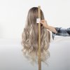 DLOUHÁ OMBRÉ BLOND VLNITÁ PARUKA SULA S TMAVÝMI KOŘÍNKY